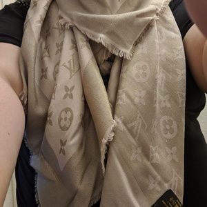 Louis Vuitton silk/wool combo square scaft huge